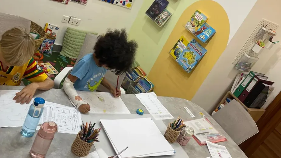 Small group German lessons in Accra: preschool group working on German worksheets at Studyfreunde