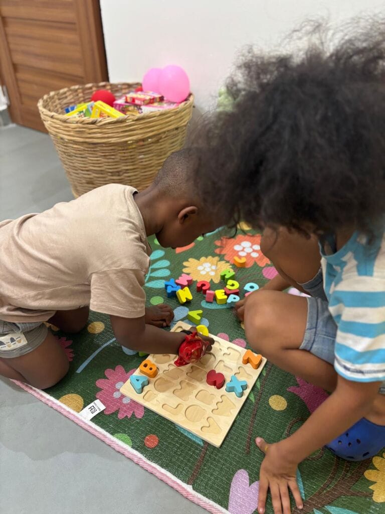 German playgroup in Accra: two toddlers playing with a German learning game at Studyfreunde