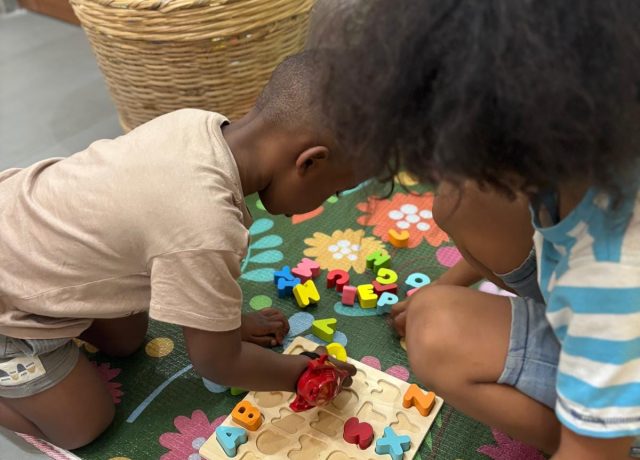 German playgroup in Accra: two toddlers playing with a German learning game at Studyfreunde